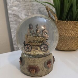 Sarah’s Attic Sarah’s Gang Musical Snowglobe S501 Vintage 1994 “That’s What Frie